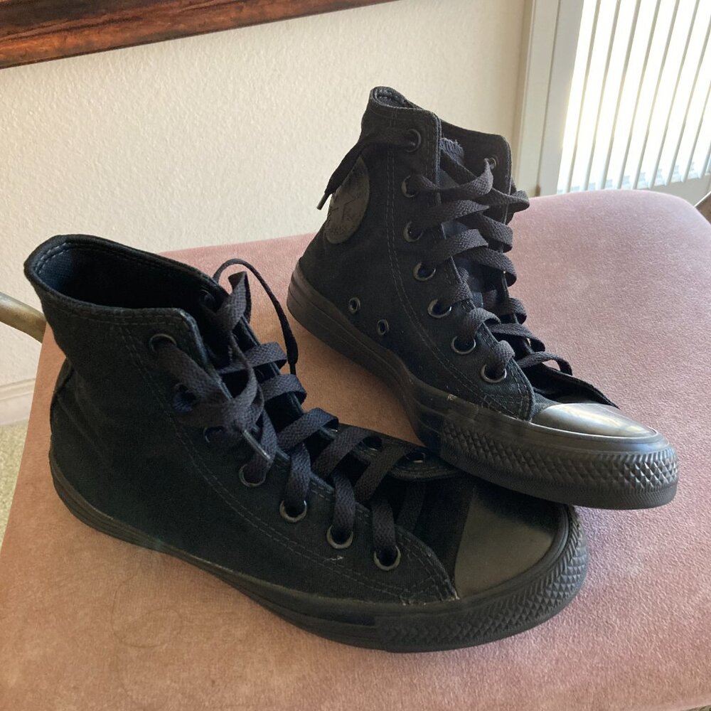 Super cool CONVERSE High-Top Converse Women Size 6.5  Men Size 4.5
